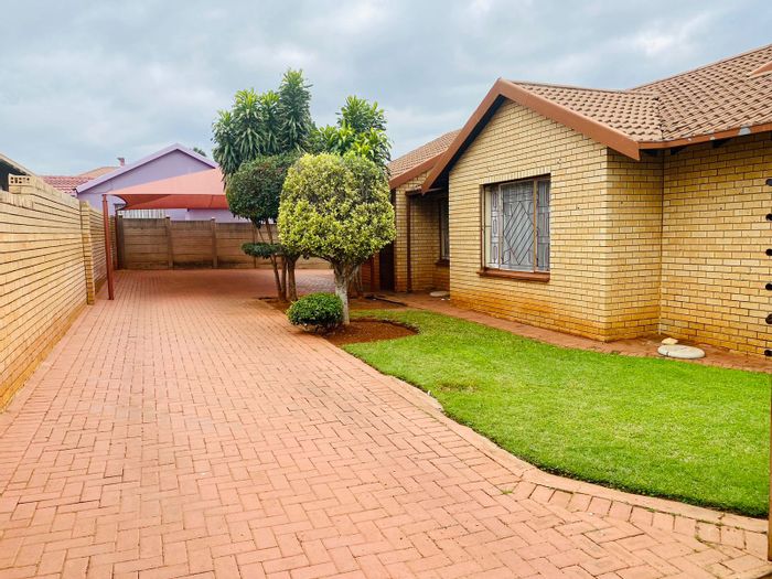 3-Bedroom House To Rent in Geelhoutpark with garage, carport, and garden.