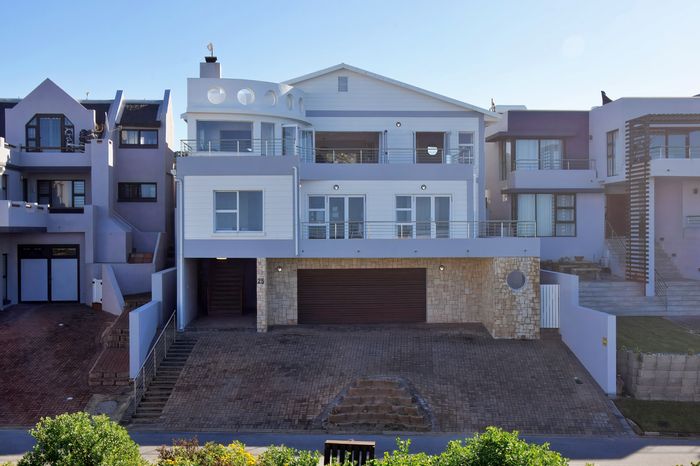 For Sale: House in Stilbaai Oos with ocean views, double garage, and inverter system.