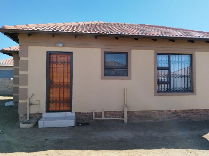 House For Sale in Vanderbijlpark CE7: 3 Bedrooms, en-suite, open-plan living, ample parking.