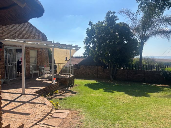 For Sale: House in Ben Fleur with 3 beds, lapa, solar panels, and spacious garden.