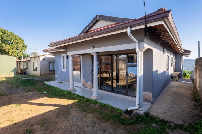 House For Sale in Umlazi G: 3 Bedrooms, fenced, near transport and amenities.