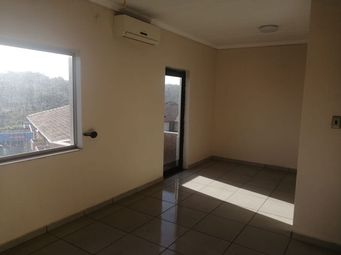 Amanzimtoti Flat For Sale: 2 Bedrooms, balcony, secure complex, near amenities.