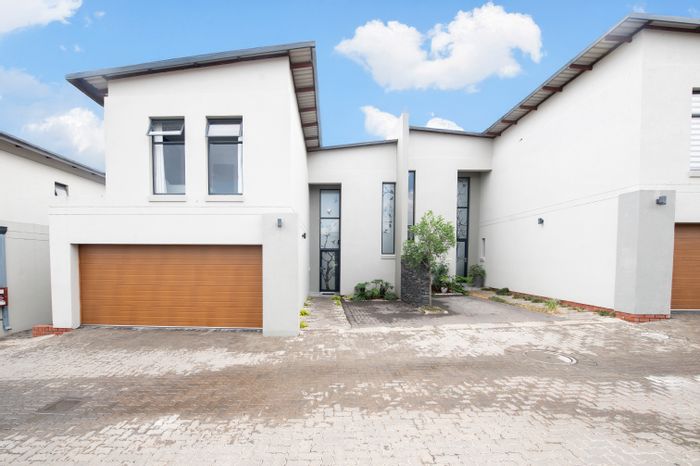 Crowthorne AH Townhouse For Sale: 4 beds, private garden, inverter, clubhouse access.