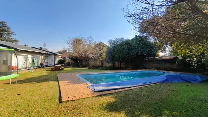 Strubenvale House For Sale: Pool, spacious rooms, close to amenities and schools.