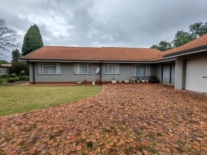 House For Sale in Vaalpark: 4 Bedrooms, flatlet, spacious yard, double garage.