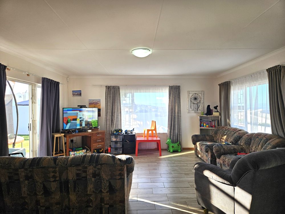 Freestanding 2 bedroom unit