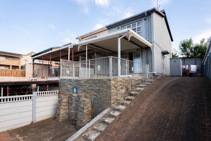 House for Sale in Lotus Park: 2-bed, sea view, automated gate, laundry area.