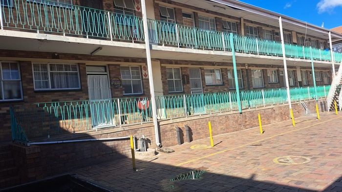 Flat for Sale in Vanderbijlpark CW 3: 1 Bedroom, Secure Complex, Ideal Investment.