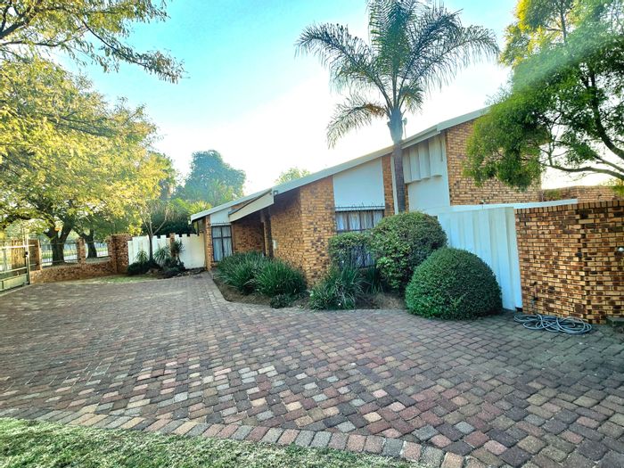 For Sale: House in Reyno Ridge with 4 bedrooms, 3 garages, and large yard.