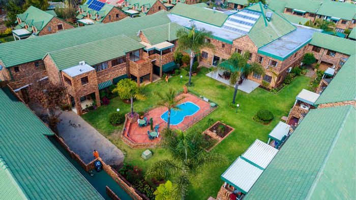 1 Bedroom Flat in Die Wilgers For Sale: 24-hour security, frail care, community amenities.