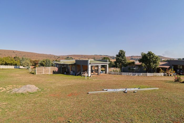 Hartzenbergfontein Small Holding For Sale: Three dwellings, secure estate, income potential.