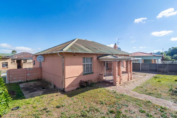 For Sale: Homelake House with 3 Bedrooms, 2 Baths, and 6 Parking Spaces.