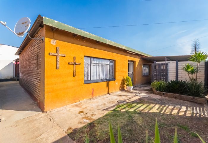 Spacious 4-bedroom house with flatlet and workshop in Krugersdorp West, For Sale.