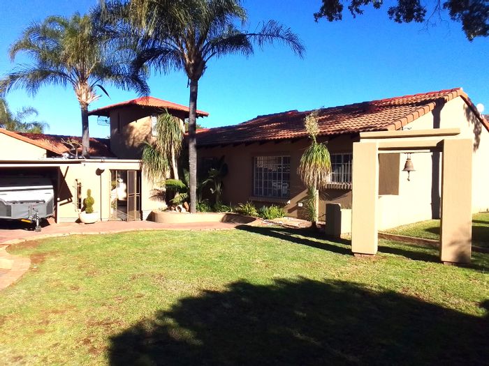 Geelhoutpark House For Sale: 5 beds, pool, gym, bachelor flats, entertainment area.