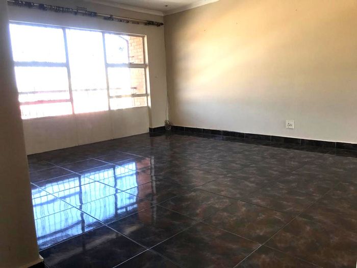 For Sale: 2-Bedroom Townhouse in Maraisburg with balcony, parking, and amenities nearby.