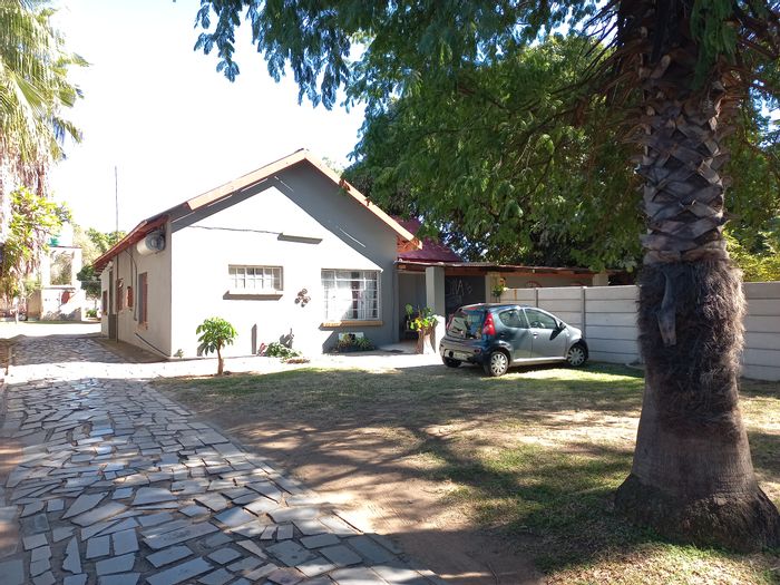 Versatile Bo Dorp house for sale: multiple living units, large stand, parking options.