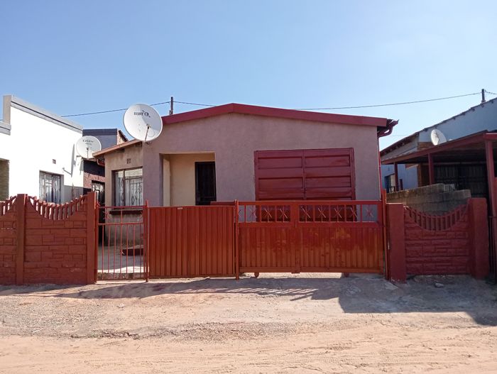 Two-bedroom house with garage, lounge, kitchen, and pet-friendly yard in Witbank Rural. To Rent.