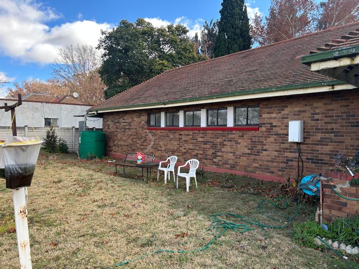 House For Sale in Vierfontein Central: 3 bedrooms, enclosed patio, backyard access.