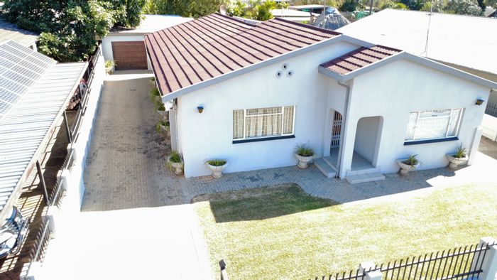 Spacious 3-bedroom house in Pretoria North, ideal for family or business use.