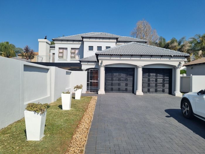 For Sale: House in Willow Acres Ext 10 with pool, entertainment area, and four bedrooms.