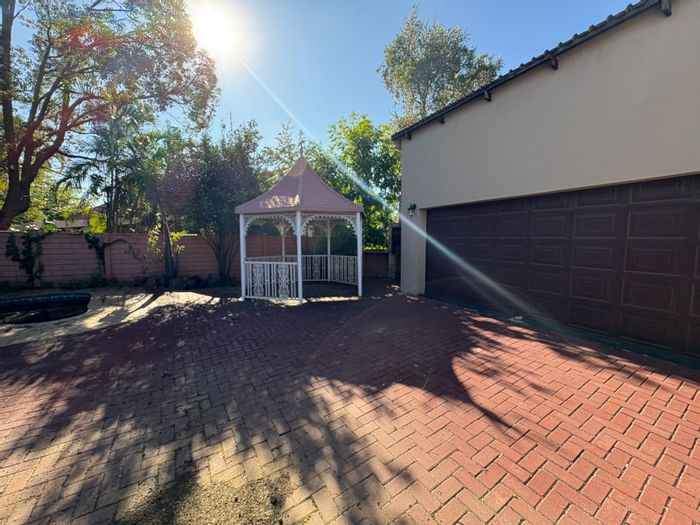 Spacious 6-bedroom house in Bo Dorp, ideal for renovation or investment. For Sale.