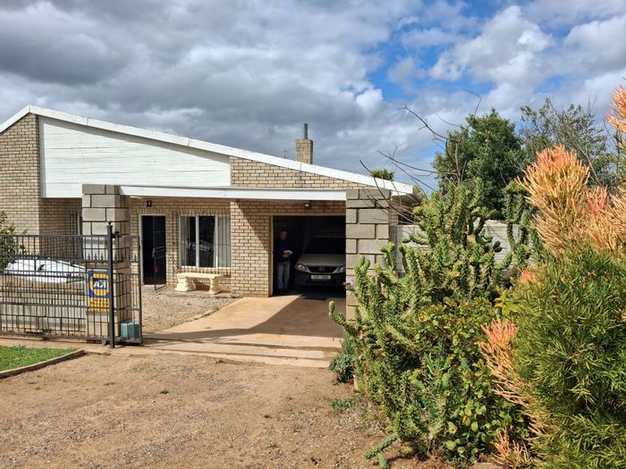 Spacious Bot River Central house with flexible living, indoor braai, and garden. For Sale.