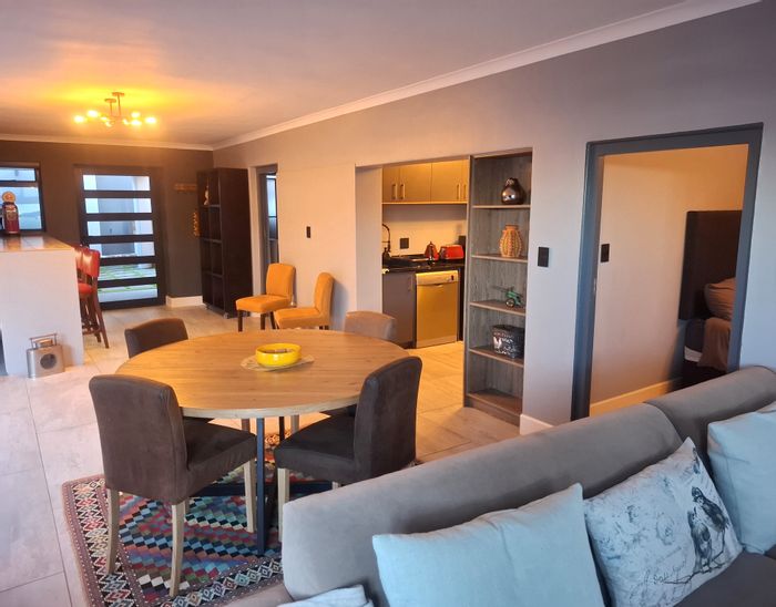 Bloubergstrand House To Rent: 2 Bedrooms, en suite baths, beach access, outdoor shower.