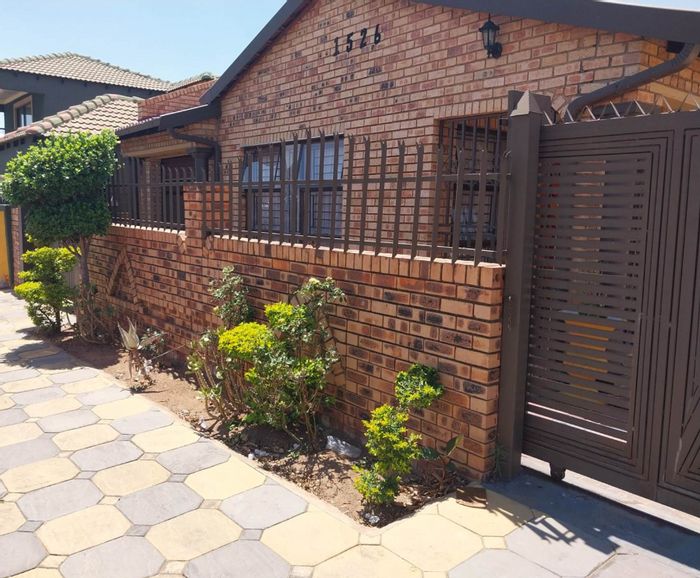 4-Bedroom House For Sale in Mabopane Central with garage, near amenities.