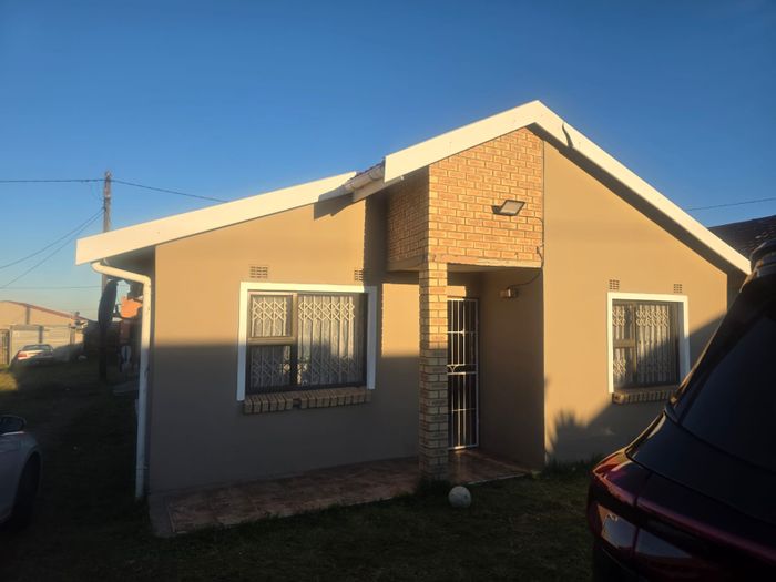 Spacious 3-bedroom house with garage in Scenery Park, For Sale.