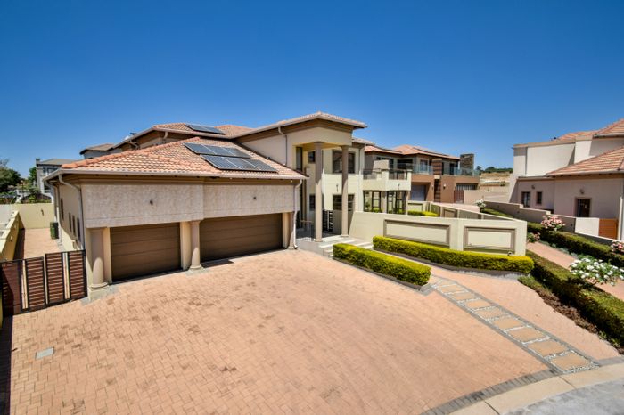 For Sale: House in Blue Valley Golf Estate with pool, patio, and staff accommodation.