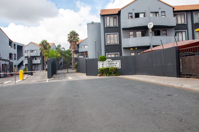 Noordwyk Apartment For Sale: 1 bed, balcony, near shopping and schools.