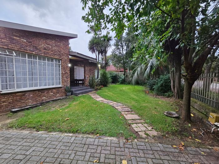 For Sale: House in Bethal Central with 3 bedrooms, solar system, and borehole.