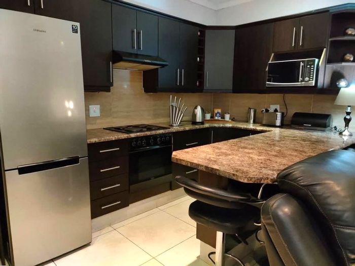 Cottage To Rent in Arboretum: 2 beds, garden, Smart TVs, private entrance.