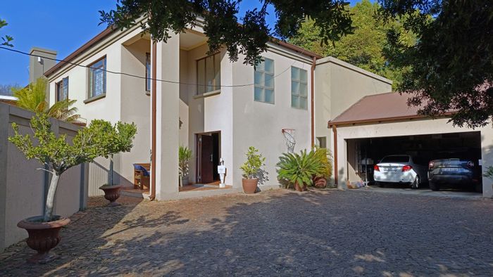 Rietondale House For Sale: 4 beds, pool, boma, ample parking, no loadshedding.