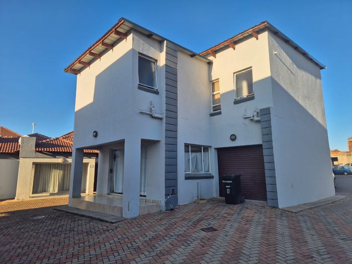 3-Bedroom Townhouse in Bendor For Sale, 24-hour security, close to amenities.