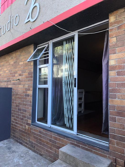 Quigney Apartment For Sale: 1 bed, secure, near schools, shops, beach access.