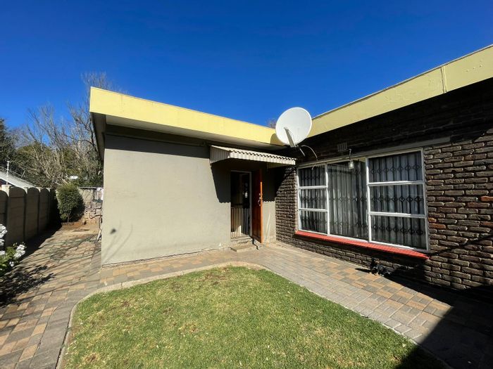 3-Bedroom House For Sale in Vanderbijlpark Se 7, near Vaal University.