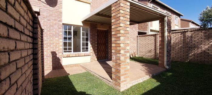 Raslouw Townhouse For Sale: 3 Bedrooms, private garden, garage, secure living.