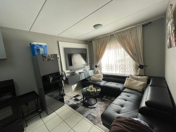 Flat for Sale in Vanderbijlpark Cw 5: 1 Bedroom, Secure Complex, Ideal Investment.