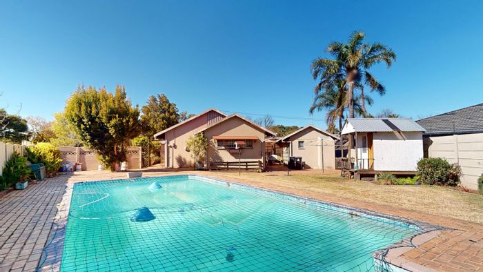 Witfield House For Sale: Spacious 3-bed home with flatlet, pool, and inverter system.