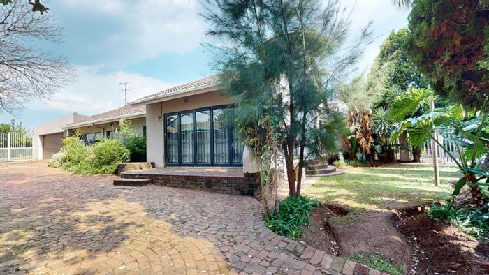 Witfield House For Sale: 4 Bedrooms, pool, dual garages, excellent security features.