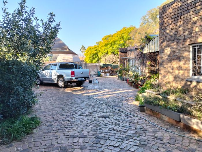 Garsfontein House For Sale: 3 beds, flatlet, business space, ample parking.