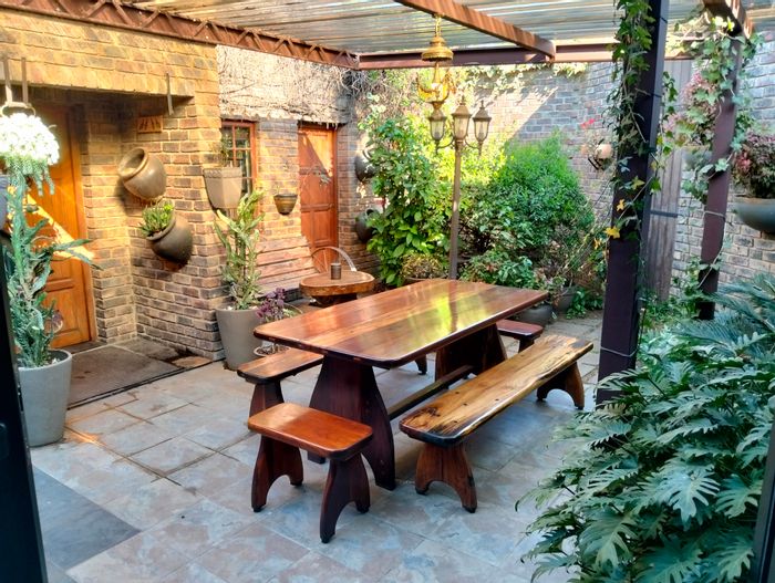 Garsfontein House For Sale: 3 beds, flatlet, business space, ample parking.