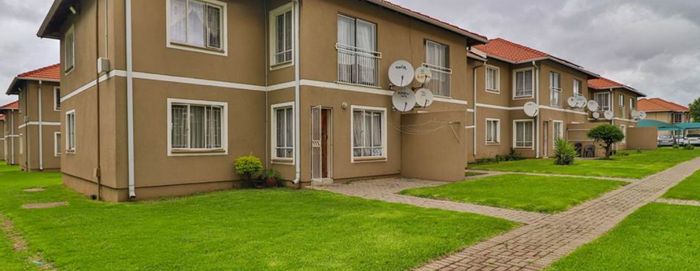 For Sale: Apartment in Comet with 2 bedrooms, secure parking, and open living space.