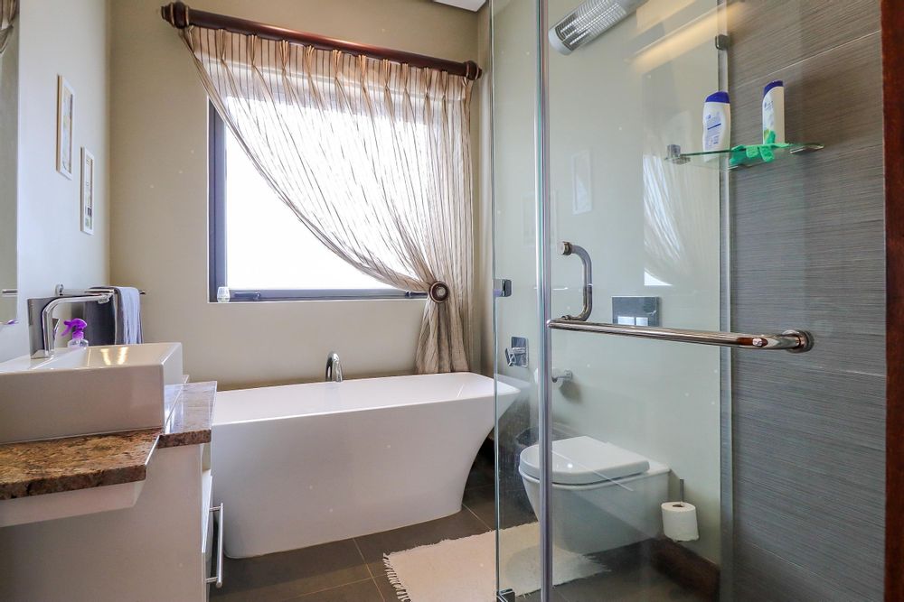 Bedroom 2 en suite bathroom