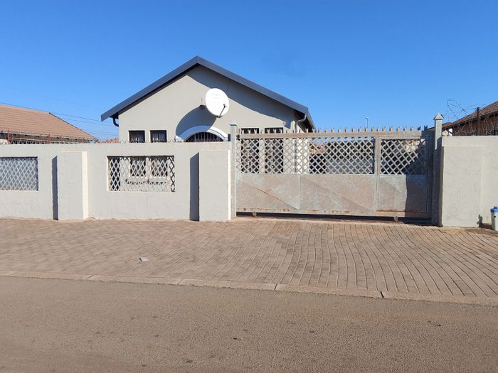 Soshanguve East House For Sale: 2 Bedrooms, study, secure parking, and dining areas.