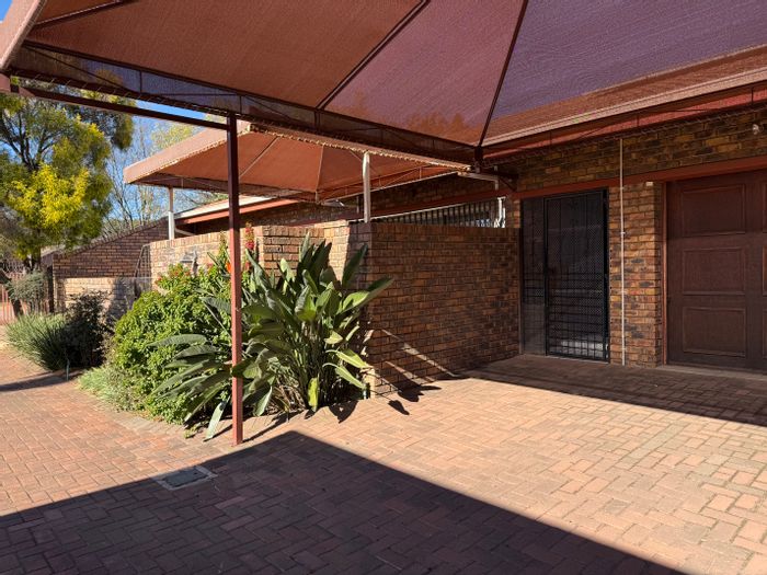 For Sale: Townhouse in Flora Gardens with 3 bedrooms, pet-friendly, and energy-efficient.