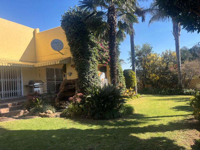 Reyno Ridge House For Sale: 3 bedrooms, study, double garages, large patio.