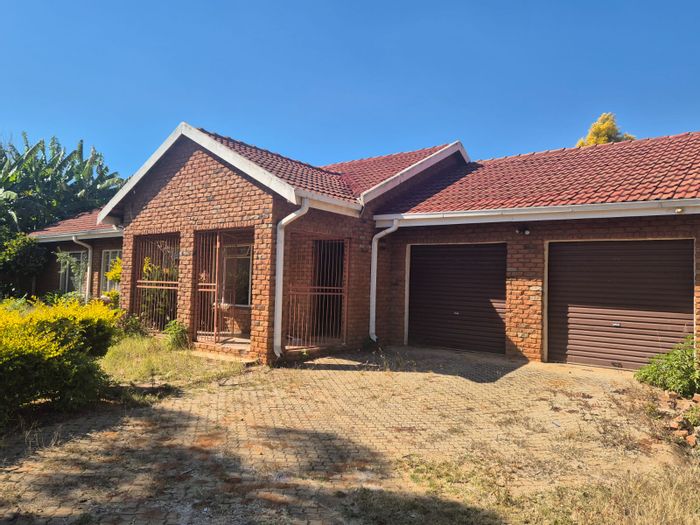 For Sale: House in Fauna Park with 3 bedrooms, double garage, and Lapa.