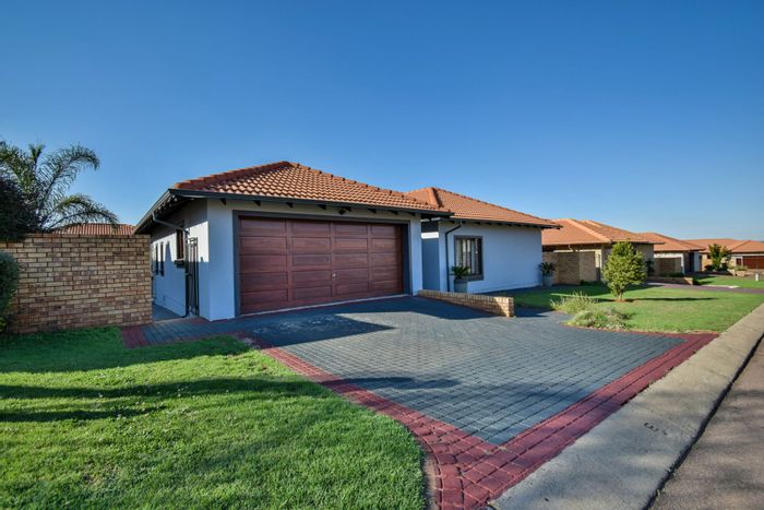 Sevilla Estate House For Sale: 3 beds, clubhouse access, solar system, private garden.